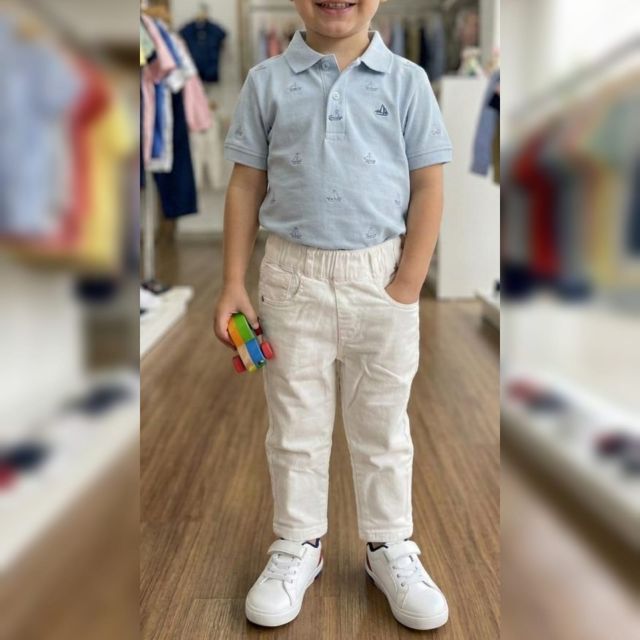 A STRAIGHT FIT JEANS